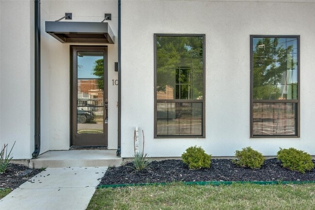 Building Photo - Gated Luxury Townhomes with yard + Roof Patio