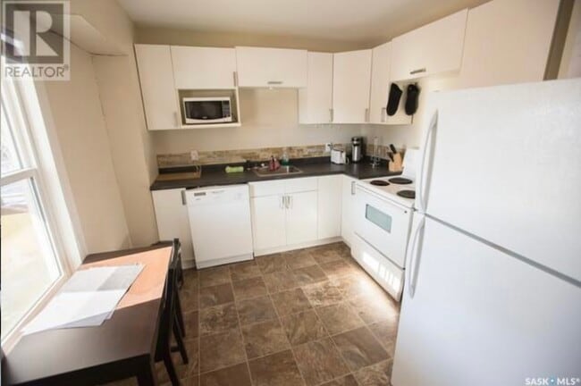 Building Photo - 630 Athabasca St W