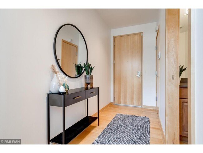 Foto del edificio - 3104 W Lake St