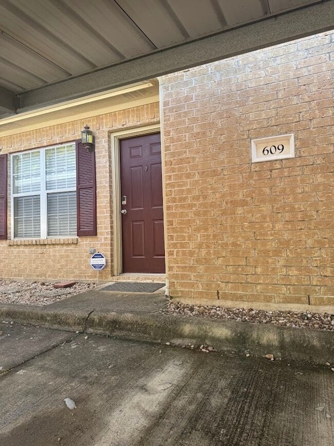 Building Photo - 609 Townplace Dr