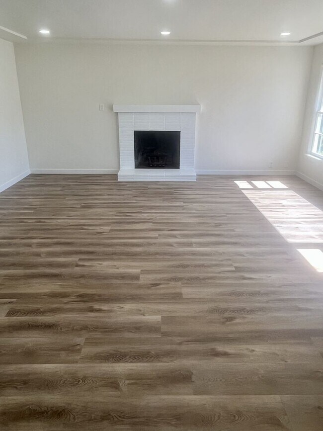 Building Photo - Freshly Remodeled Home Near Downtown San L...