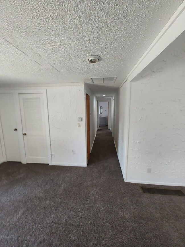 Foto del edificio - 4 Bed and 2 Bath