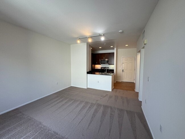 Building Photo - Stunning 1Bd/1Ba Condo in The Heart of Irv...