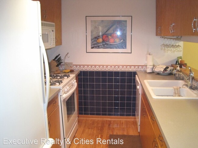 Building Photo - 3 br, 1.5 bath House - 890 Hunt Place
