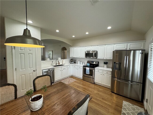 Foto del edificio - 5214 W Cross Creek Boulevard