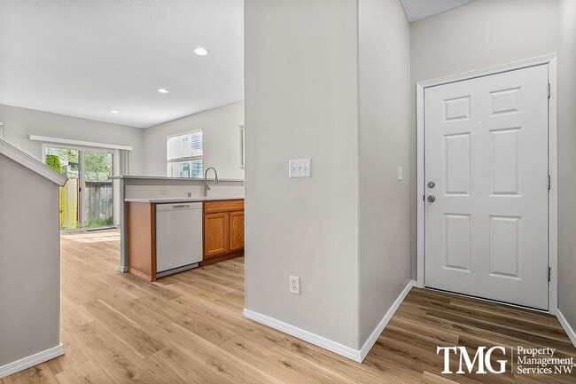 Building Photo - Updated 3 Bed 2.5 Bath Corner Townhome in ...