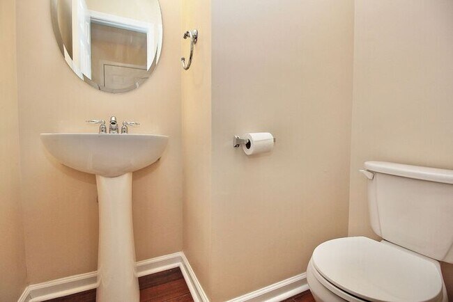 Building Photo - Spacious 4BD/2.5BA Home in Moorecrest!