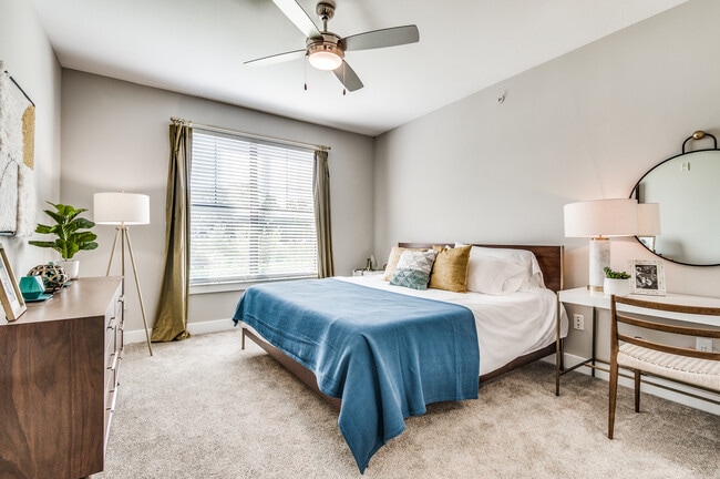 Building Photo - Centreport Lake