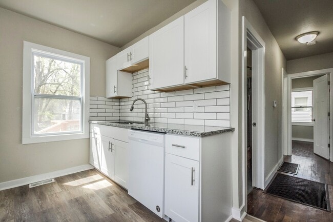 Building Photo - Adorable 2 bedroom 1 bath home