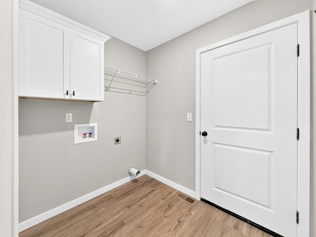 Building Photo - 585 Bailiwick Dr