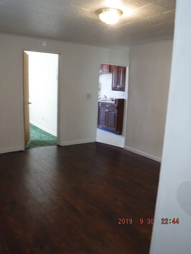 sala de estar desde la puerta principal - 116 S G St