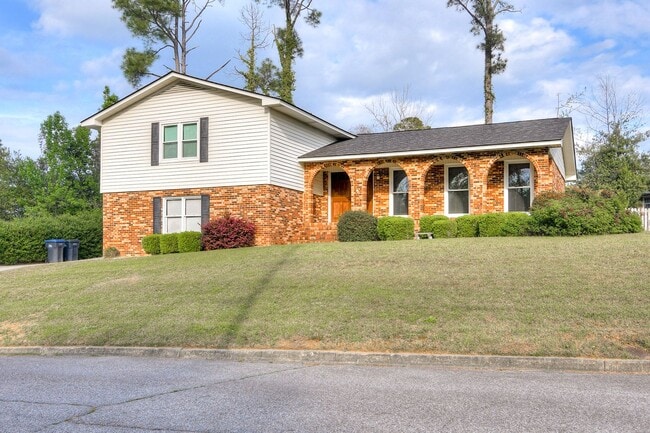 Building Photo - Great Location 4 Bedroom