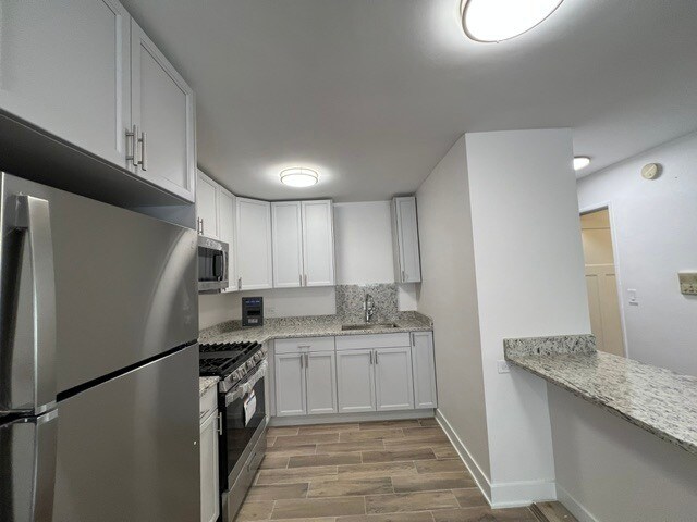 Building Photo - 2401 W Balmoral Ave
