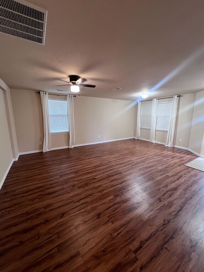 Foto del edificio - 10790 Midway Dr