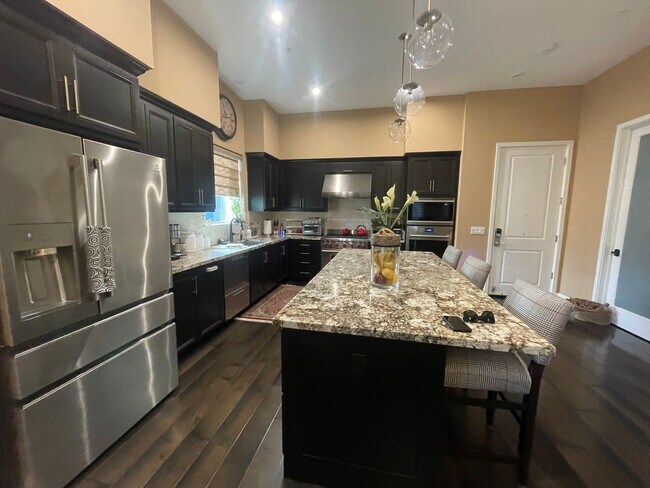 Foto del edificio - Spacious 3BD/2BA Luxury Condo Available fo...