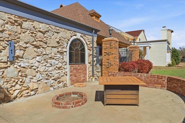 Building Photo - 111 The Hills St