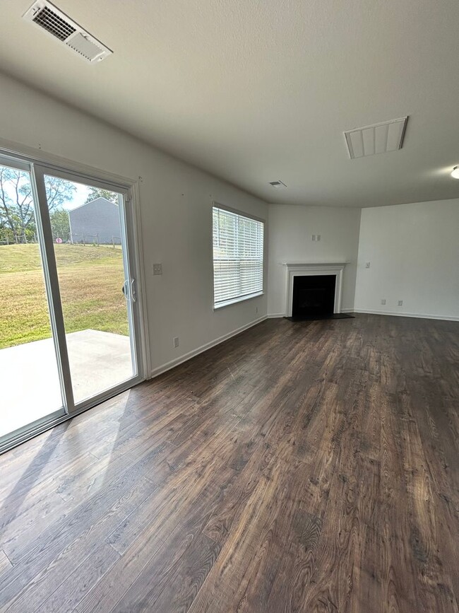 Building Photo - 5 bed, 3 bath, 2 car garage, and locate in...