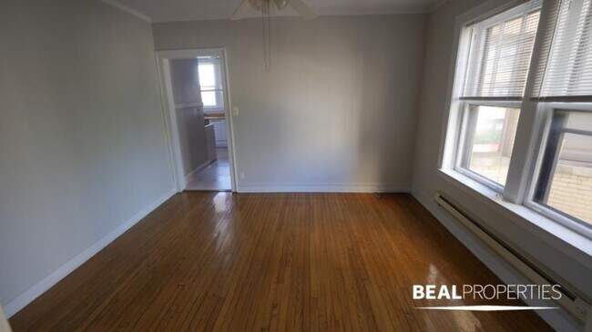 Building Photo - 2 bedroom in CHICAGO IL 60657