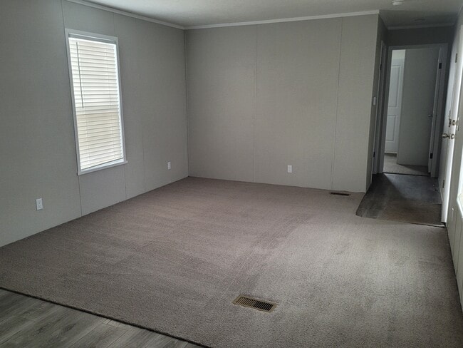 Building Photo - 6 Riverbank Dr