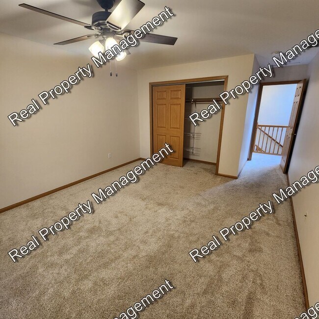 Building Photo - Three Bedroom Munster Home