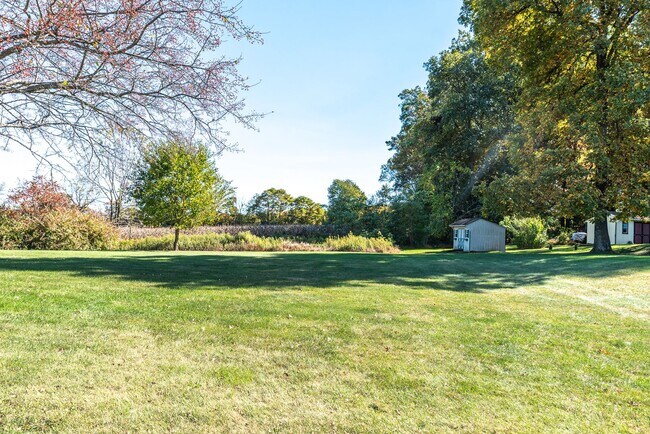 Foto del edificio - **Charming Colonial in Picturesque Lower Milford Township**