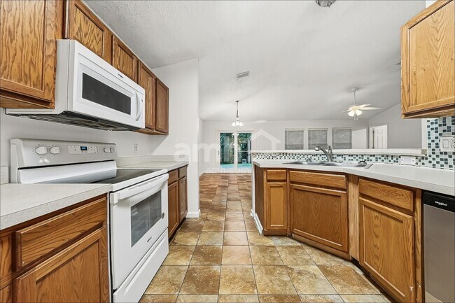 Foto del edificio - 577 Lady Lake Rd W