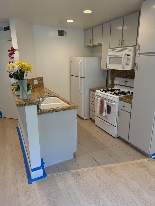 Kitchen with granite counter tops, stove, dishwasher, microwave and refrigerator - 4322 Matilija Ave