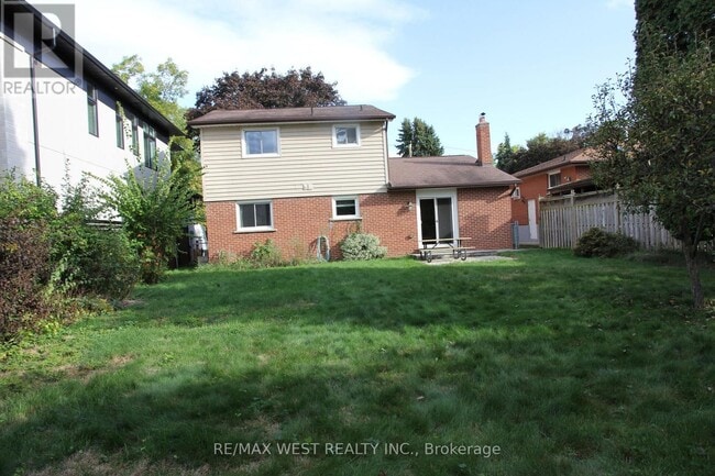 Building Photo - 3121 Victoria St