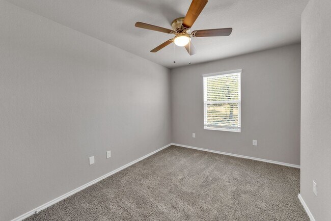 Foto del edificio - MOVE IN SPECIAL!! CALL FOR MORE DETAILS