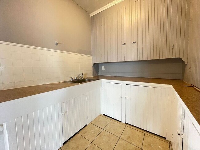 Building Photo - 551 Somerville St