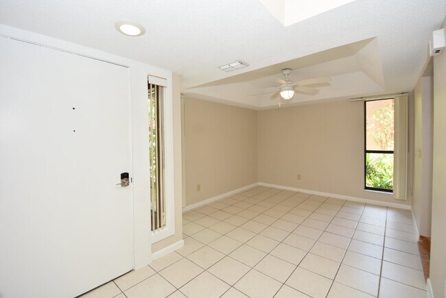 Building Photo - Cozy townhome. 2/2 Clean and ready for mov...