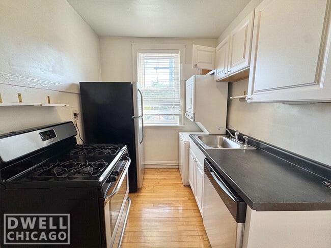 Building Photo - 1421 W Hutchinson St