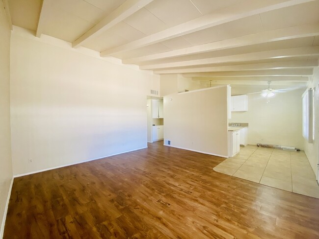 Building Photo - Massive Stunning Single Story 2Bed/1Bath ~...