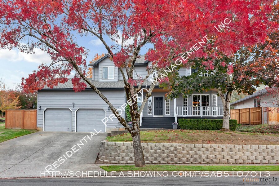Primary Photo - Light and Bright 5 Bedroom Traditional!