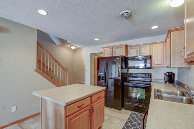 Building Photo - 566 Pointe Ct SW