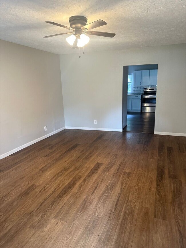 Foto del edificio - Charming 3-Bedroom Home with Spacious Back...