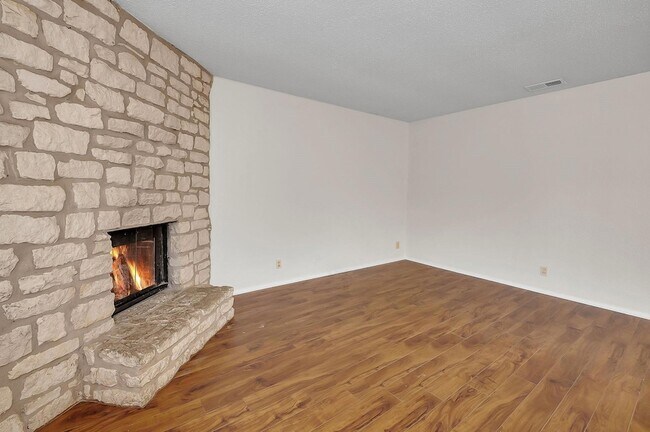 Building Photo - 500 Algerita Dr