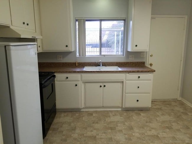 Building Photo - 1105 Olive Tree Lane # C, Hemet, CA 92543