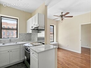 Building Photo - 270 E 78th St