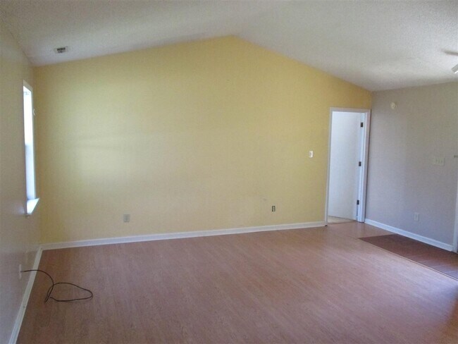 Building Photo - 107 Pine Needle Dr
