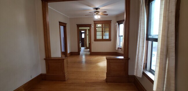 Sala de estar con comedor completo - 1014 17th Ave SE