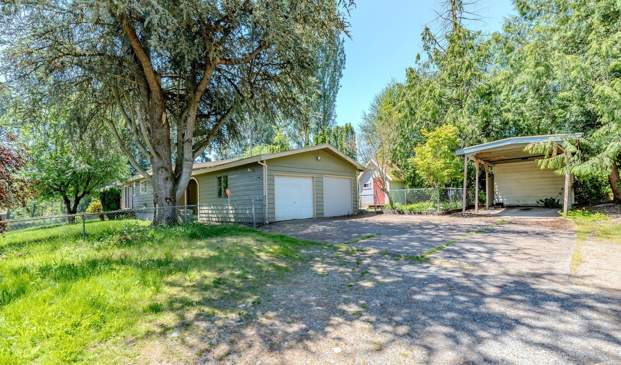 Primary Photo - Aubrn 3 Bedroom on Huge Lot!