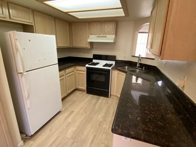 Foto del edificio - 2975 Bluegrass Ln