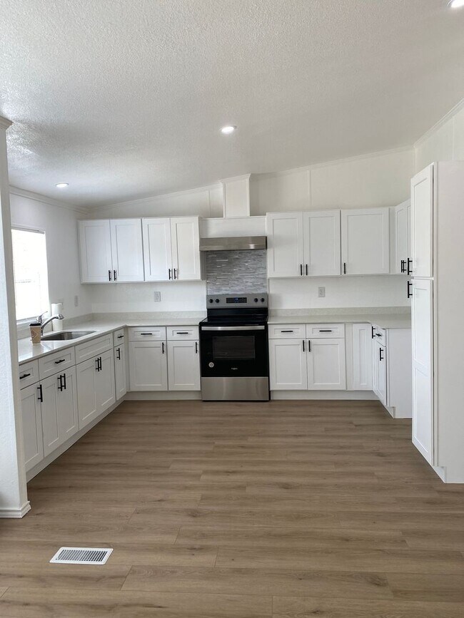 Building Photo - 3 Bedroom 2bath + office on almost 1/2 acr...