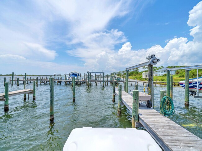 Building Photo - 484 Soundview Ct