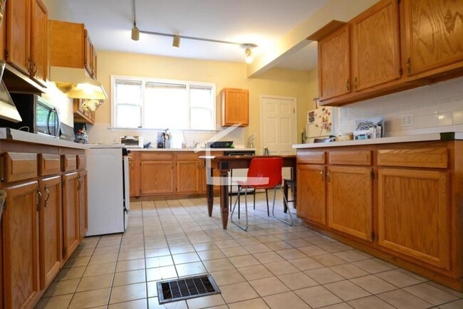 Building Photo - Spacious 4 bed 2 bath in Brighton.....