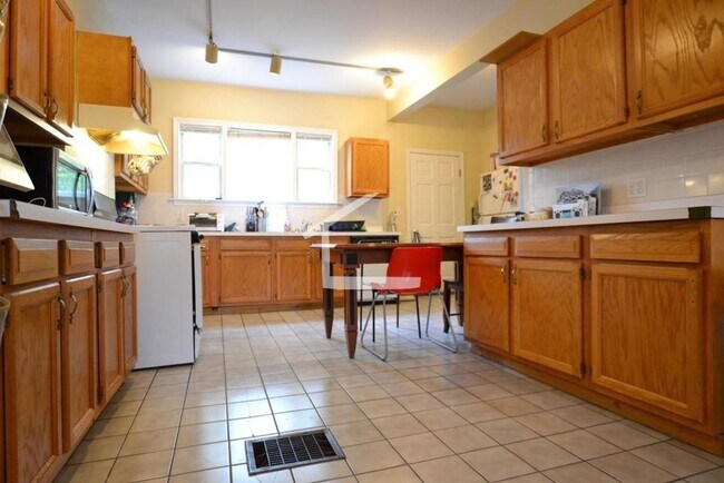 Foto del edificio - Spacious 4 bed 2 bath in Brighton.....
