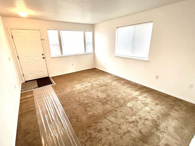 Foto del edificio - Centennial Neighborhood Newer Construction 2-Story Home with Attached Garage, Huge Fenced Yard!