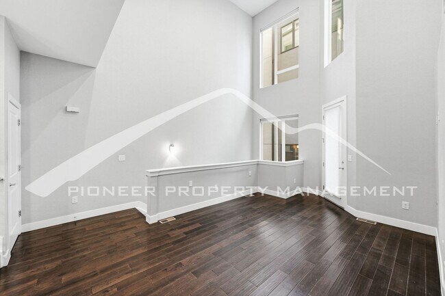 Foto del edificio - Stunning Townhome with Central AC and 2-Car Garage