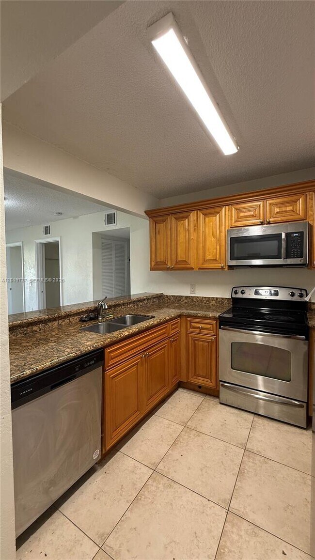 Foto del edificio - 1524 Lake Crystal Dr